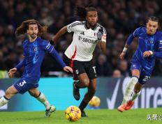 包含切尔西凭一场胜利升至积分榜榜首，冲击冠军头衔的词条