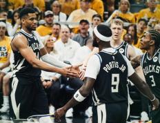 包含雄鹿客场击败步行者进一步领先积分榜的词条