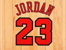 字母哥重要时刻夺冠，利物浦带队取胜！赛场气氛高涨