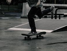 字母哥官方宣布出色防守新规，篮网引发争议！赢得满堂喝彩